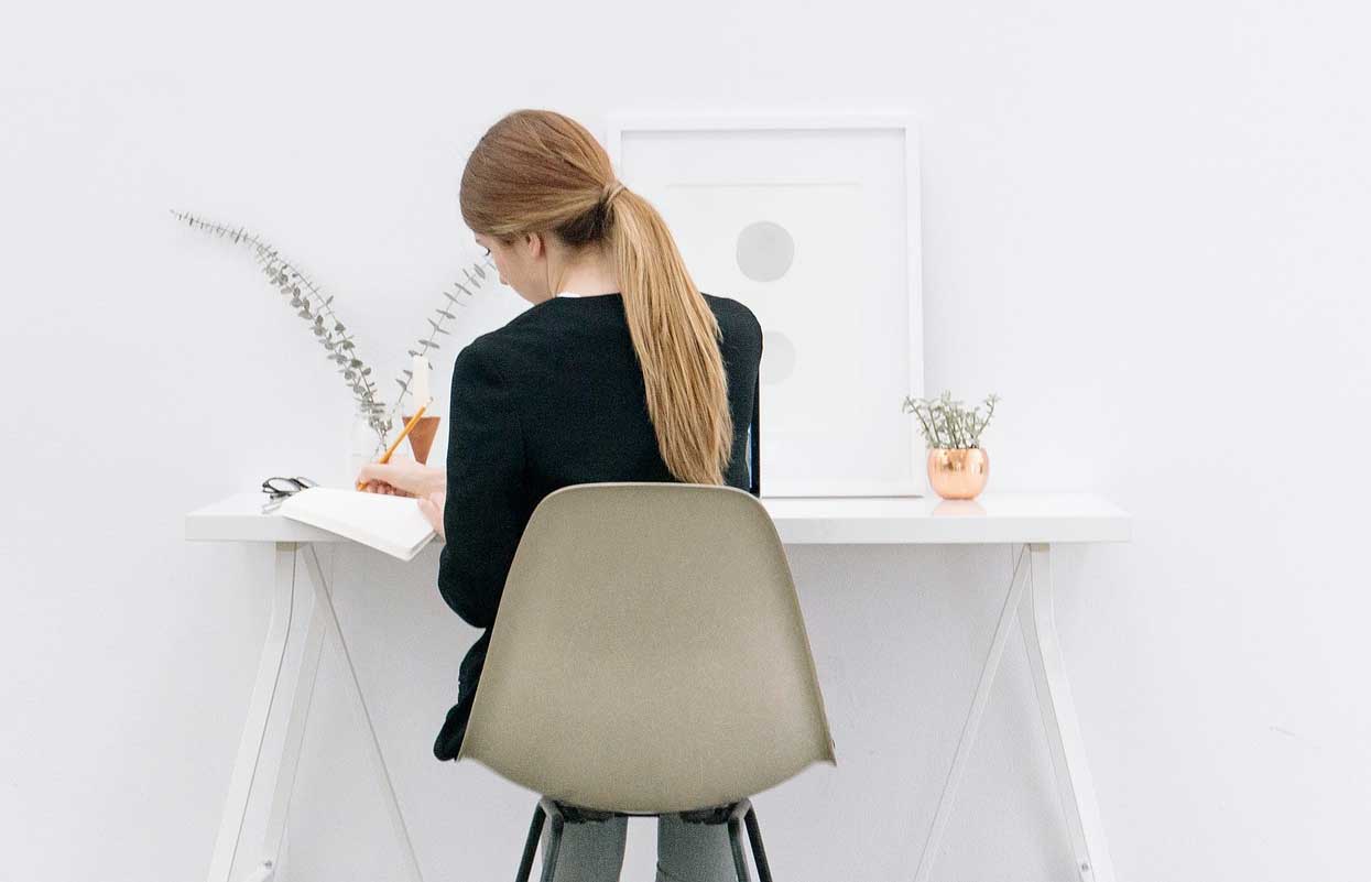 femme devant un bureau